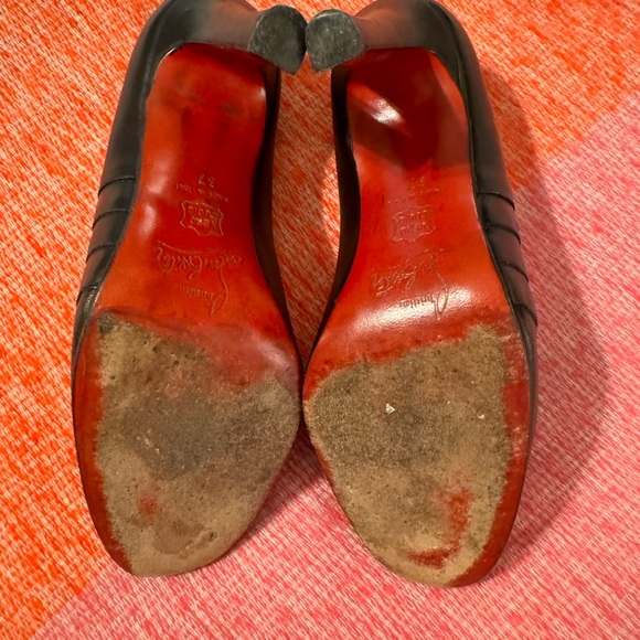 Christian Louboutin Used, in very good shape, black leather 4” heels. - Picture 2 of 8